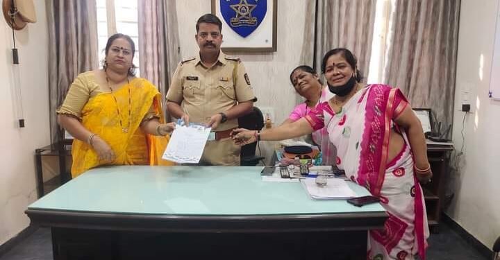 भीम आर्मी संविधान रक्षक दलाच्या महिला आघाडी कडून पुण्यातील अघोरी घटनेचा निषेध.