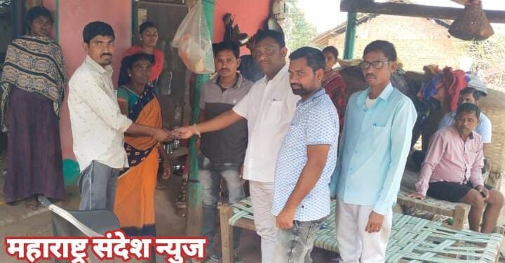 छल्लेवाडा येतील आगेत अजमेरा कुटुंबाचे घर झाले राख, जि प अध्यक्ष अजय कंकडालवार आले मदतीसाठी धावून.