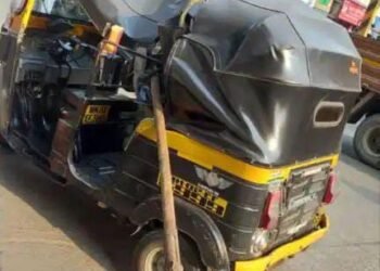 मुंबई: रस्त्यावर चालत्या रिक्षावर चौथ्या मजल्यावरून पडला लोखंडी रॉड, आईसह सहा वर्षाच्या चिमुकलीचा मृत्यू.