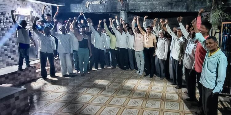 शेतकऱ्यांनी एकजूट करून संघटन केल्या शिवाय पर्याय नाही  बाभळेनाग येथे महाराष्ट्र शेतकरी संघटनेच्या शाखेची स्थापन.