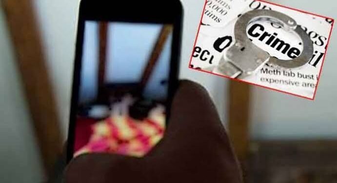 संतापजनक: शिक्षकाने चक्क वर्गातच दाखविले विद्यार्थिनींची अश्लील व्हिडिओ; आठ विद्यार्थिनींची पोलिसात तक्रार.