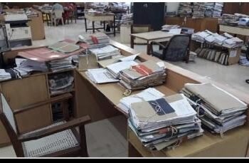 हिंगणघाट तालुक्यातील सरकारी आणि निमसरकारी कर्मचारी बेमुदत संपावर, कामकाज रखडले.