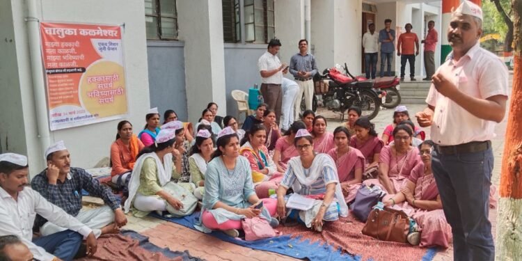 महाराष्ट्र राज्यात जुनी पेन्शन लागू करा विविध संघटना तर्फे कळमेश्वर मध्ये कर्मचारी बेमुदत संपावर.