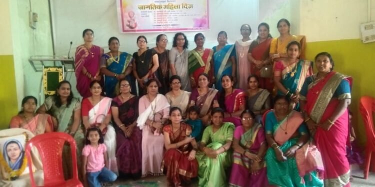 राजुरा: जागतिक महिला दिन निमित्त महिला काँग्रेसच्या वतीने कष्टकरी महिलांचा सत्कार.