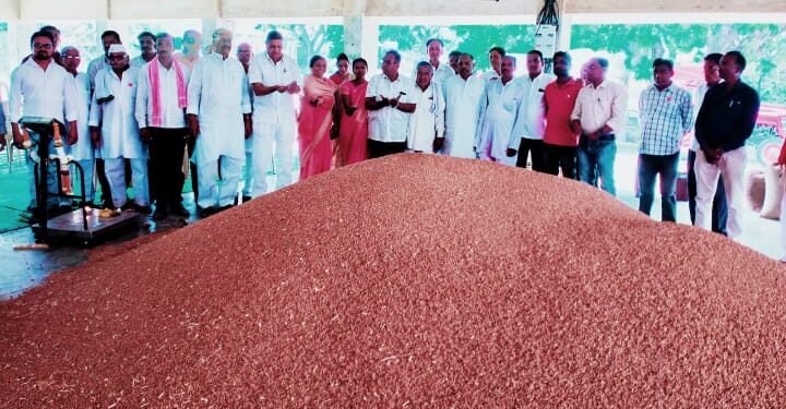 सहकार नेते अँड सुधीर कोठारी यांचे हस्ते समुद्रपुर बाजार समितीमध्ये आधारभूत चना खरेदीचा शुभारंभ.