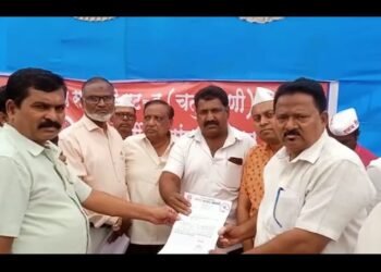 सांगली जुन्या पेन्शन योजनेच्या मागणी आंदोलनास बसलेल्या सरकारी कर्मचाऱ्यांच्या आंदोलनास वंचित बहुजन आघाडीने दिला जाहीर पाठिंबा.