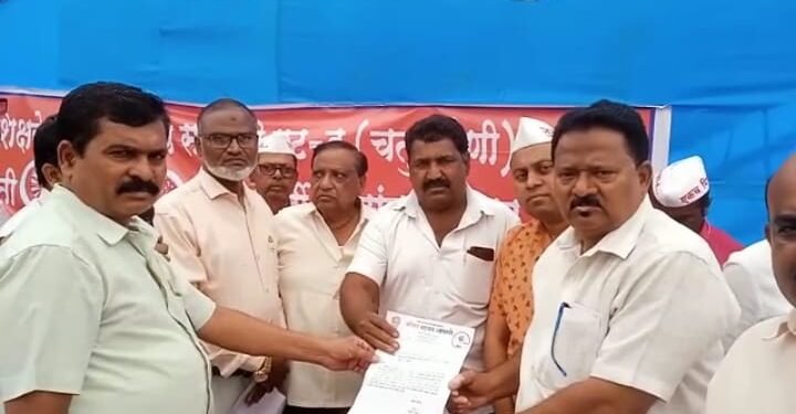 सांगली जुन्या पेन्शन योजनेच्या मागणी आंदोलनास बसलेल्या सरकारी कर्मचाऱ्यांच्या आंदोलनास वंचित बहुजन आघाडीने दिला जाहीर पाठिंबा.