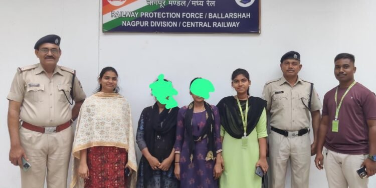 बल्लारशाह आर पी एफ ने दो लड़की को चाइल्ड लाइन/वन स्टाफ सेंटर को सुपुर्द किया.