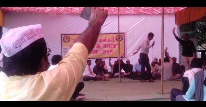 राजुरा: स्वरचित कविता, गोंधळ, पेन्शन गीतांनी गाजला संपाचा तिसरा दिवस, विविध विभागाच्या संपात सहभागी कर्मचाऱ्यांनी मांडल्या गीतातून व्यथा.