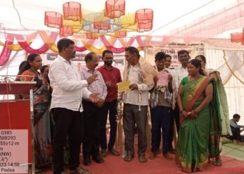 आठवडी बैल बाजाराच्या एकूण उत्पन्नातून २५% रक्कम गावातील महिला ग्राम सेवा संघाला विनापरतीने देण्याचा निर्णय: सरपंच देविदास सातपुतेक