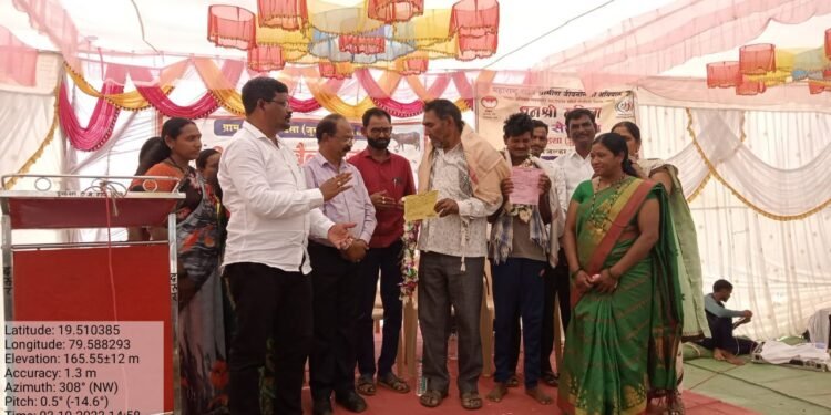 आठवडी बैल बाजाराच्या एकूण उत्पन्नातून २५% रक्कम गावातील महिला ग्राम सेवा संघाला विनापरतीने देण्याचा निर्णय: सरपंच देविदास सातपुतेक