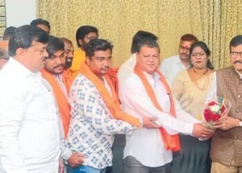 खोटी आश्वासने देऊन आमची दिशाभूल करून आम्हाला गद्दारांच्या कळपात नेल, त्यामुळे आम्ही परत ठाकरे गटात जात आहे.