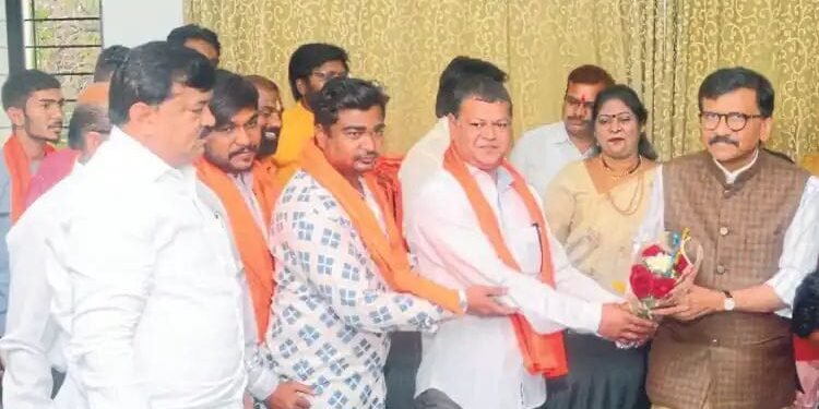 खोटी आश्वासने देऊन आमची दिशाभूल करून आम्हाला गद्दारांच्या कळपात नेल, त्यामुळे आम्ही परत ठाकरे गटात जात आहे.