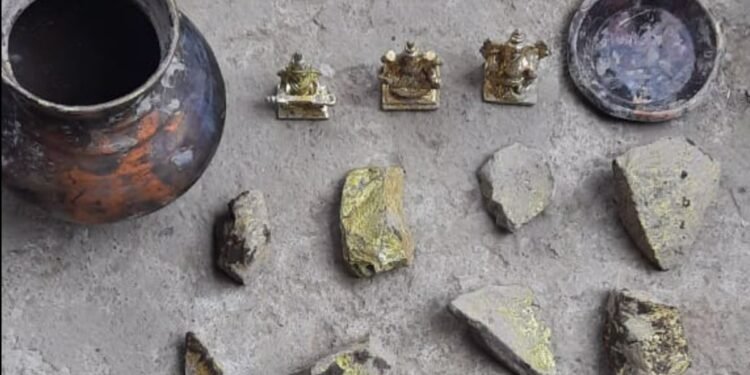 वर्धा: मांत्रिकाने घरातून काढला सोन्याने भरलेला हंडा, पण पुढं घडलं खळबळजनक