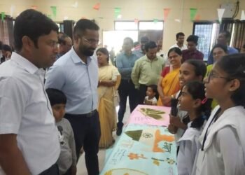 वर्धा: विज्ञान जत्रेला जिल्हाधिकाऱ्यांची भेट, बालकांशी साधला संवाद वर्धा जिल्हाभरातील 150 विद्यार्थी सहभागी.