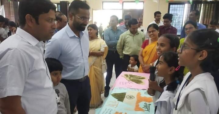 वर्धा: विज्ञान जत्रेला जिल्हाधिकाऱ्यांची भेट, बालकांशी साधला संवाद वर्धा जिल्हाभरातील 150 विद्यार्थी सहभागी.