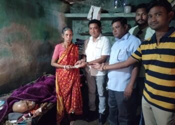 माजी आमदार दिपकदादा आत्राम यांची शील कुटूंबाला भेट देऊन उपचारास आर्थिक मदत केले.