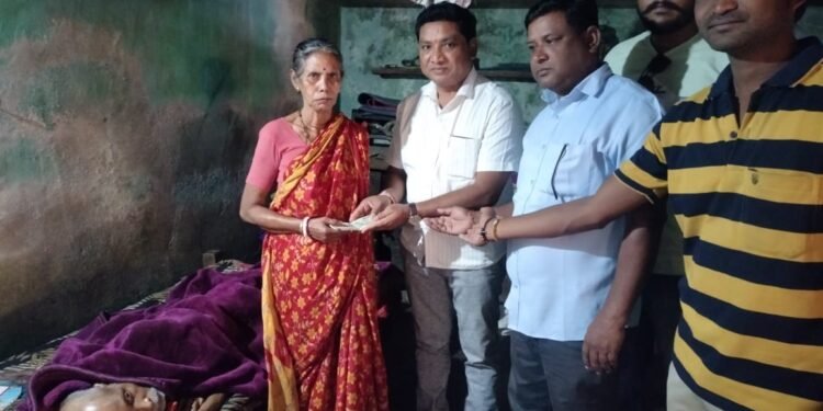 माजी आमदार दिपकदादा आत्राम यांची शील कुटूंबाला भेट देऊन उपचारास आर्थिक मदत केले.