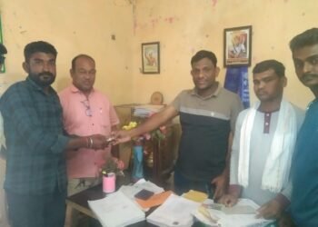 अहेरी शहरातील कॅन्सरग्रस्त महिलेला माजी जि.प. अध्यक्ष अजयभाऊ कंकडालवार यांच्या कडून आर्थिक मदत.