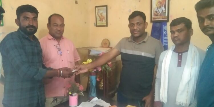 अहेरी शहरातील कॅन्सरग्रस्त महिलेला माजी जि.प. अध्यक्ष अजयभाऊ कंकडालवार यांच्या कडून आर्थिक मदत.