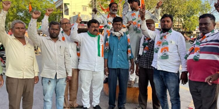 राहुल गांधीच्या शिक्षे विरोधात पाचोऱ्यात काँगेस तर्फे फाशी आंदोलन.