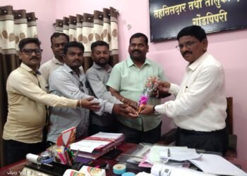 गोंडपिपरी तालुक्यात अवकाळी गारपीटसह मूसळधार पावसामूळे नुकसानग्रस्त शेतकर्‍यांना नुकसान भरपाई देण्यासाठी तहसीलदार यांना निवेदन