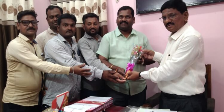 गोंडपिपरी तालुक्यात अवकाळी गारपीटसह मूसळधार पावसामूळे नुकसानग्रस्त शेतकर्यांना नुकसान भरपाई देण्यासाठी तहसीलदार यांना निवेदन