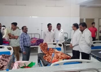 सिंधी येथे शेत शिवारात विज पडून ७ जन जखमी, माजी आ. संजय धोटे यांनी उपजिल्हा रुग्णालयात भेट देऊन केली विचारपूस.