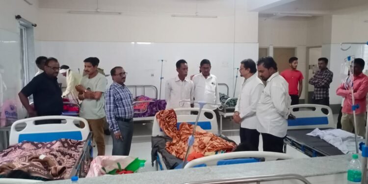 सिंधी येथे शेत शिवारात विज पडून ७ जन जखमी, माजी आ. संजय धोटे यांनी उपजिल्हा रुग्णालयात भेट देऊन केली विचारपूस.