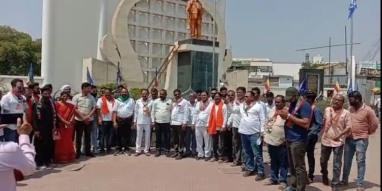 राहुल गांधींना शिक्षा सुनावल्याने हिंगणघाट येथे महाविकास आघाडीच्या वतीने आंदोलन; पंतप्रधान नरेंद्र मोदी विरोधात जोरदार घोषणाबाजी.