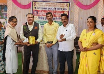 रामराम सरनाईक समाजकार्य महाविद्यालय वाशिमची   मयुरी अवताडे उत्कृष्ट विद्यार्थीनी पुरस्काराने सन्मानित.