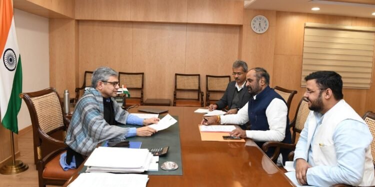 भांदक येथे दक्षिण एक्सप्रेस तर चंद्रपूर येथे चंदीगड-मदुराई रेल्वे थांबा अहीर यांच्या सतत प्रयत्नांचेच फलित.