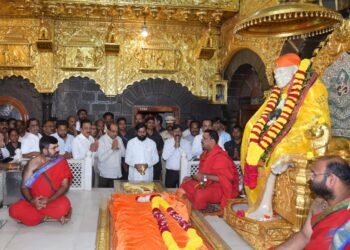 मुख्‍यमंत्री एकनाथ शिंदे यांनी श्री साईबाबांच्‍या समाधीचे दर्शन घेतले.