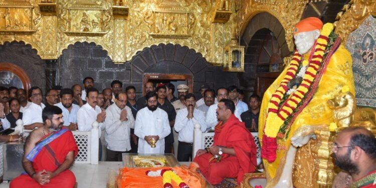 मुख्‍यमंत्री एकनाथ शिंदे यांनी श्री साईबाबांच्‍या समाधीचे दर्शन घेतले.