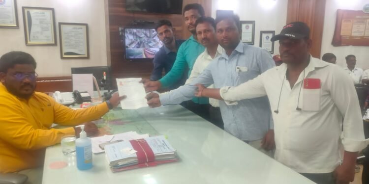 शासकीय निमशासकीय कर्मचाऱ्यांना बायोमेट्रिक हजेरी, कार्यालयामध्ये नागरिकांच्या अधिकारांचे फलक लावावे: वंचित बहुजन आघाडी