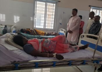 सिंधी शेतशिवरात वीज पडून ७ व्यक्ती जखमी, आ. सुभाष धोटेंनी घेतली जखमींची भेट.