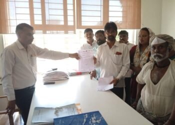 सांगली जिल्ह्यातील कुंडल येथील आदिवासी फासेपारधी सर्व कुटुंबाचे लवकर पुनर्वसन करा, भारतीय ब्ल्यू पँथरचे जिल्हाधिकारी यांना निवेदन.