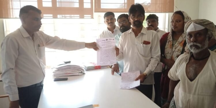 सांगली जिल्ह्यातील कुंडल येथील आदिवासी फासेपारधी सर्व कुटुंबाचे लवकर पुनर्वसन करा, भारतीय ब्ल्यू पँथरचे जिल्हाधिकारी यांना निवेदन.