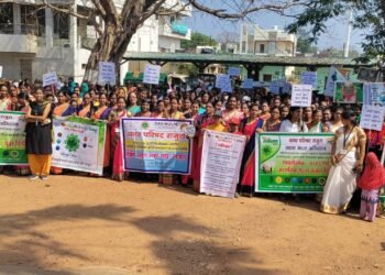 स्वच्छता जनजागृती प्रभात फेरीने दुमदुमला राजुरा परिसर, स्वच्छोत्सव 2023 अंतर्गत सामूहिक प्रतिज्ञेचे केले वाचन.