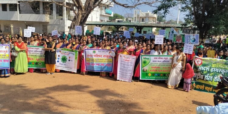 स्वच्छता जनजागृती प्रभात फेरीने दुमदुमला राजुरा परिसर, स्वच्छोत्सव 2023 अंतर्गत सामूहिक प्रतिज्ञेचे केले वाचन.