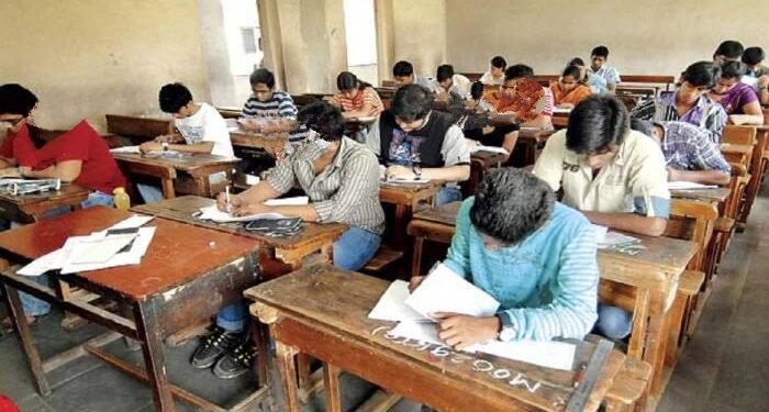 वर्धा जिल्ह्यात 12 वीच्या परीक्षे दरम्यान कॉपी करणारे अकरा कॉपीबहाद्दर विद्यार्थी निलंबित, हिंगणघाट येथील 4 विद्यार्थ्यांचा समावेश.