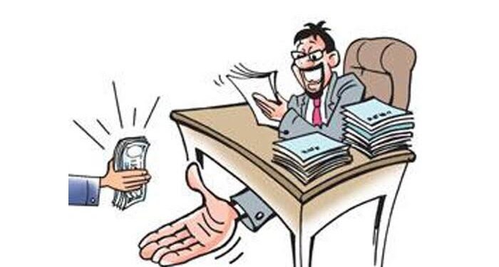 नागपुर येथील सहायक कामगार आयुक्ताला लाच स्वीकारताना पकडले, सीबीआयने ठोकल्या बेड्या.