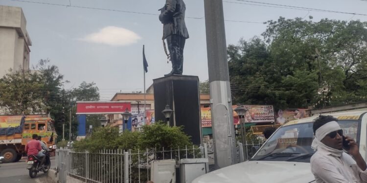 बल्लारपूर: डॉ. बाबासाहेब आंबेडकर पुतळ्या समोरील उच्च दाबाची विद्युत तार हटणार, वंचितच्या मागणीला यश.