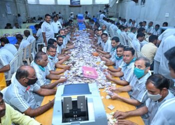 श्री रामनवमी उत्‍सवात सुमारे ०२ लाख साईभक्‍तांनी घेतले श्री साईबाबांच्‍या समाधीचे दर्शन ०४ कोटी ०९ लाख ३९ हजार ६२७ रुपये देणगी प्राप्‍त झाली आहे.