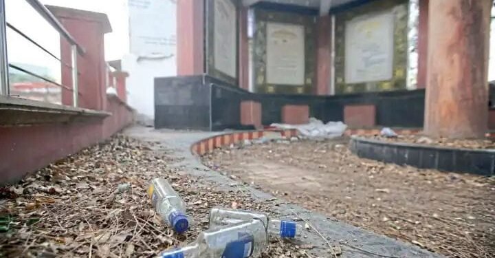 नागपूर येथील ‘संविधान पार्क’ मध्ये दारूचा अड्डा, कचरा व अतिक्रमण संविधान प्रास्ताविकेचे दिवसाढवळ्या अपमान.