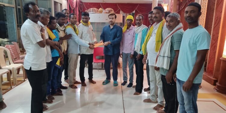 माजी पालकमंत्री अम्ब्रिशराव आत्राम यांच्या आर्थिक सहकार्यामुळे राजाराम परिसरातील शेतकर्‍यांचा धान खरेदी/विक्री केंद्राचा जागेचा प्रश्न मार्गी.