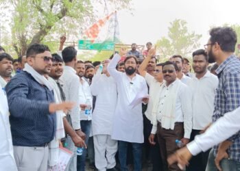 हिंगणघाट येथे राष्ट्रवादी काँग्रेस ऑटो चालक-मालक संघटनेच्या वतीने विविध मागण्यांसाठी मोर्चा काढत निवेदन.