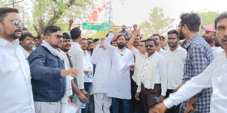 हिंगणघाट येथे राष्ट्रवादी काँग्रेस ऑटो चालक-मालक संघटनेच्या वतीने विविध मागण्यांसाठी मोर्चा काढत निवेदन.