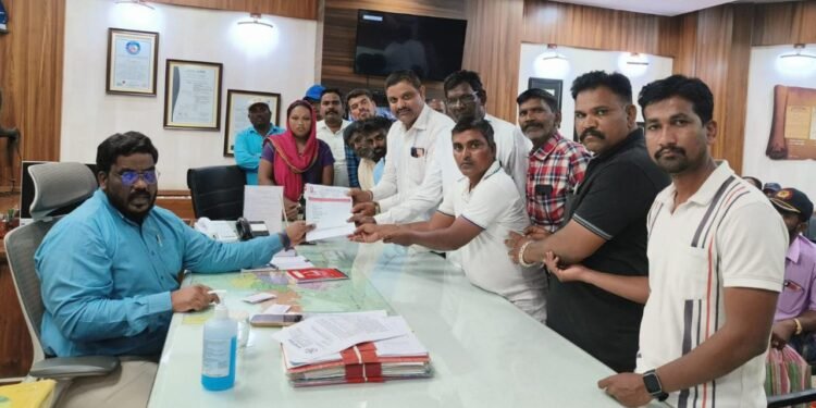 अंकलखोप येथील विश्वरत्न डॉ. बाबासाहेब आंबेडकर यांचे नियोजित मंजूर स्मारक तातडीने पूर्ण करा.