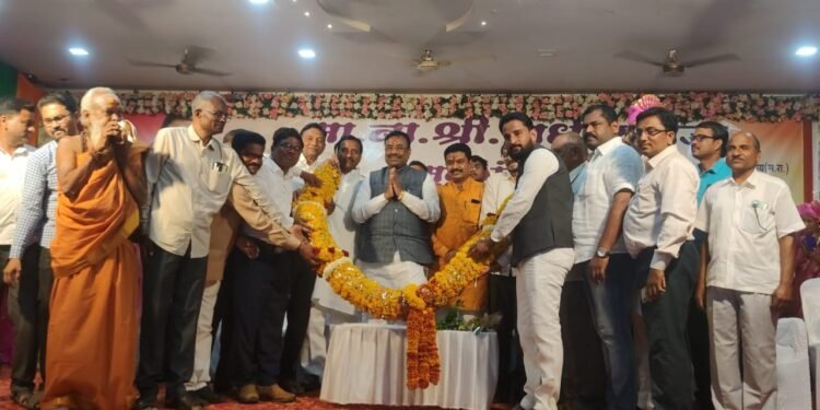 भव्य सत्कार सोहळा व कार्यकर्ता मेळाव्यास मंत्री सूधीरभाऊ मुनगंटीवार यांची गोंडपिपरीत उपस्थिती.